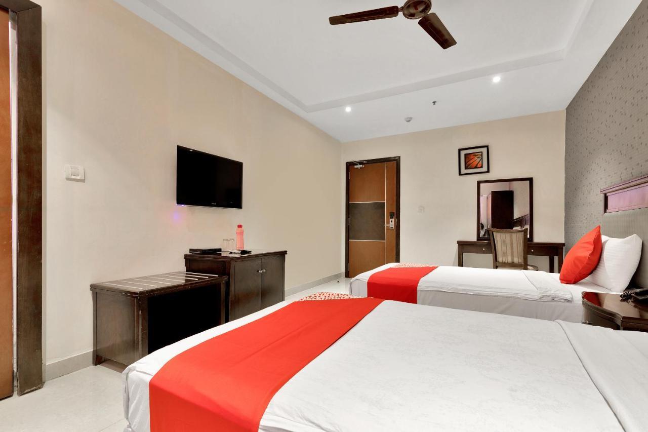 Capital O Rudra Grand Near Kondapur X Road Hotel ภายนอก รูปภาพ