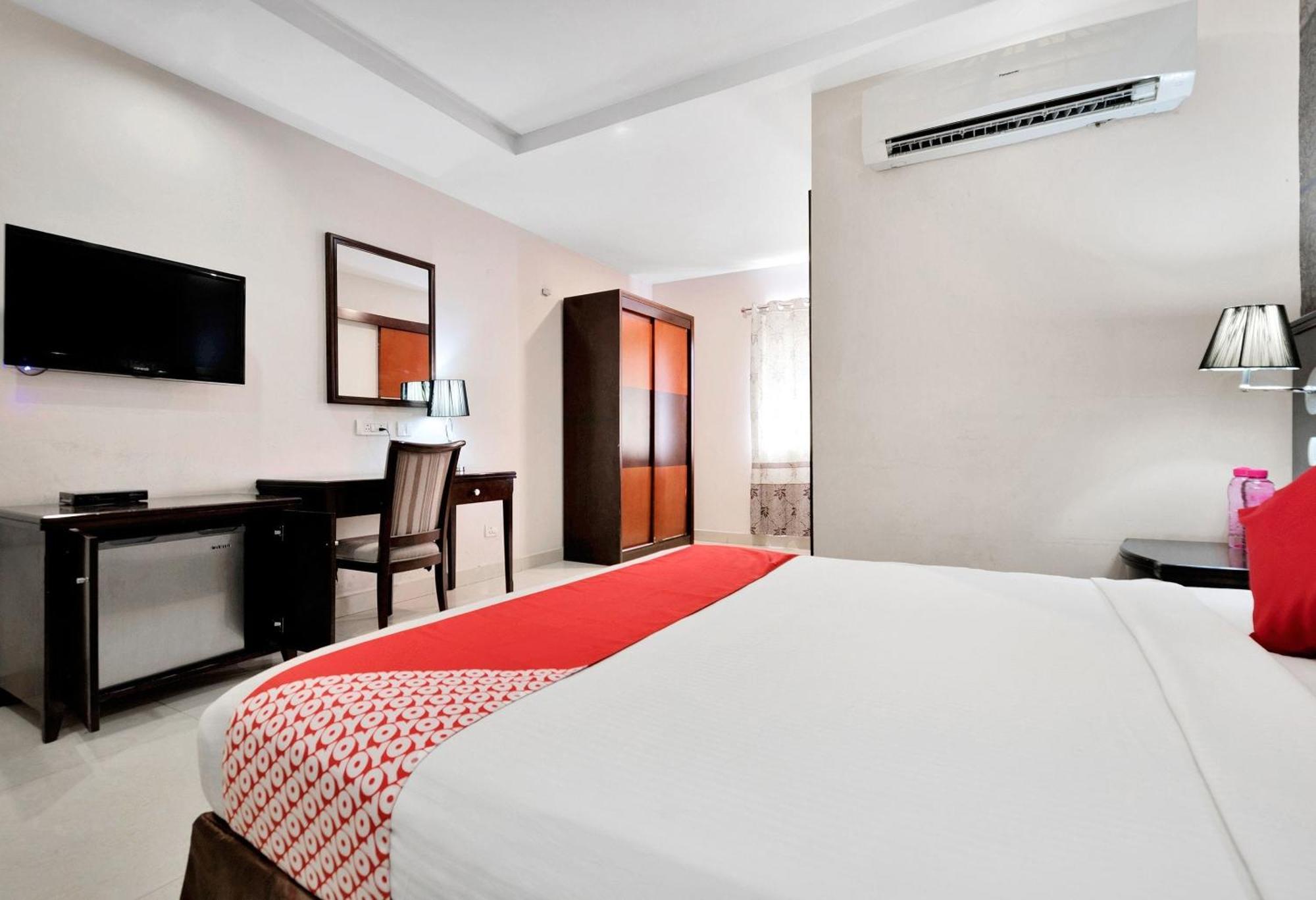 Capital O Rudra Grand Near Kondapur X Road Hotel ภายนอก รูปภาพ