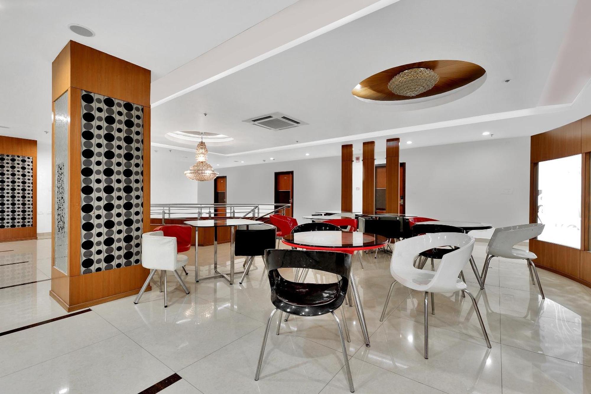 Capital O Rudra Grand Near Kondapur X Road Hotel ภายนอก รูปภาพ